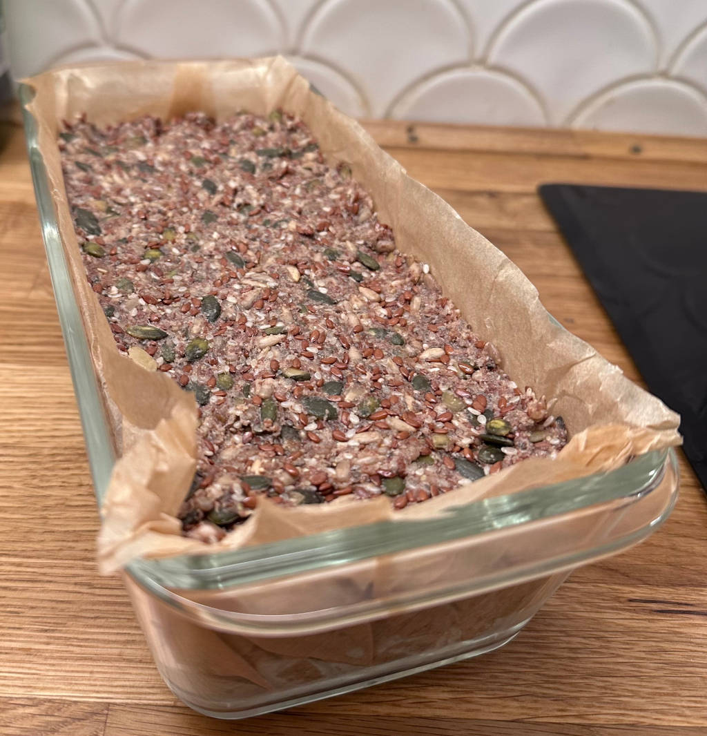 Keto chleb z mielonych ziaren i mąki z dyni – miękki, elastyczny i prosty.